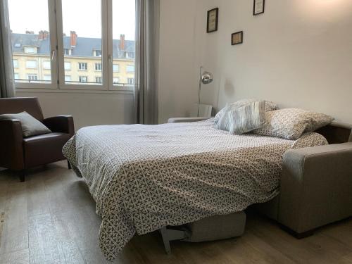 - une chambre avec un lit, une chaise et des fenêtres dans l'établissement Sòlfar - Amiens (hypercentre), à Amiens
