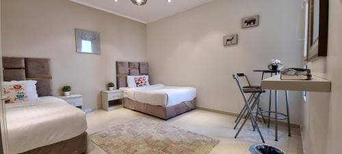 a small bedroom with two beds and a desk at شقة مطلة على البحر والفورمولا in Jeddah