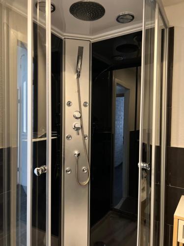 La salle de bains est pourvue d'une douche avec des portes en verre. dans l'établissement Schöne 3 Zimmer Wohnung, à Oberwesel