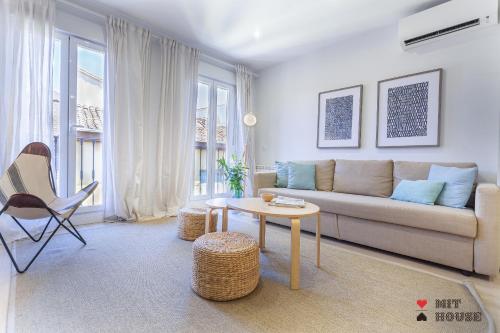 sala de estar con sofá y mesa en MIT House Malasaña Terrace en Madrid, en Madrid