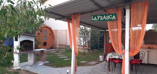 a pergola with a table and chairs in a yard at Bassano Up in Mussolente 