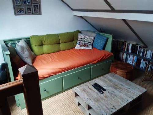 kanapę i stół w pokoju w obiekcie Gîte de la P'tite Rainette w mieście Grosne
