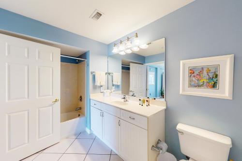 ein Badezimmer mit einem WC, einem Waschbecken und einem Spiegel in der Unterkunft Amalfi Coast Resort A305 in Destin