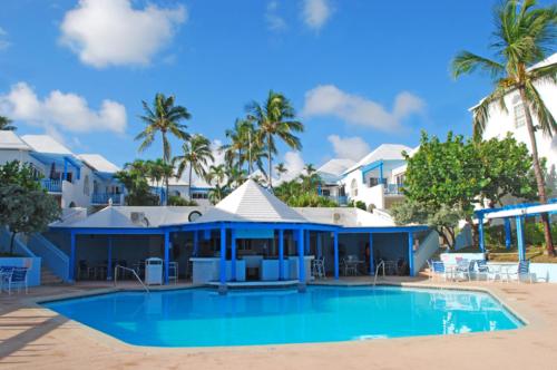 Peldbaseins naktsmītnē Perfect Island Retreat at Paradise Island Beach Club Villas vai tās tuvumā