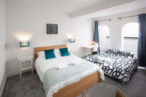1 dormitorio con 2 camas y ventana en Large family, city centre Coach House, en Bristol