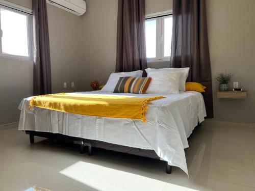 Cama ou camas em um quarto em Tortuga Vacation Home Curacao