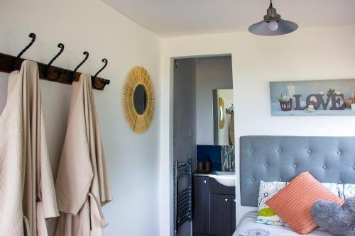 Postel nebo postele na pokoji v ubytování Le Cabin Charbonnaud