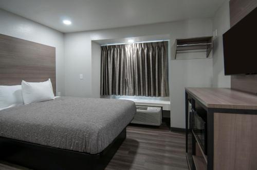 Katil atau katil-katil dalam bilik di Americas Best Value Inn and Suites Lake Charles