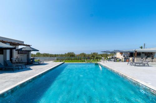 basen z błękitną wodą w ośrodku w obiekcie Antesia Coral Bay Resort by Ezoria Villas - Adults only w mieście Coral Bay