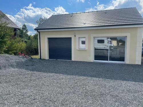 eine Garage mit einer Tür an der Seite eines Hauses in der Unterkunft Studio magnifique in La Charité-sur-Loire