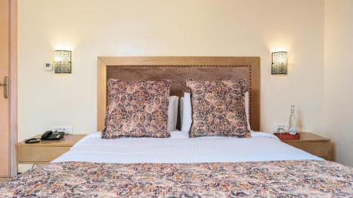 a bedroom with a large bed with two pillows at HOTEL DES THERMES in Tarmilet