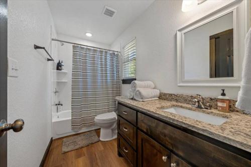 W łazience znajduje się umywalka, toaleta i lustro. w obiekcie The Duo A2 miles to Magnolia w mieście Waco