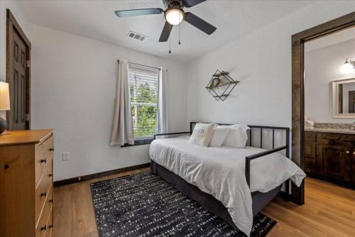 Schlafzimmer mit einem Bett und einem Deckenventilator in der Unterkunft The Duo A2 miles to Magnolia in Waco