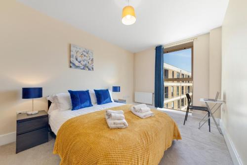 um quarto com uma cama grande e toalhas em Flourish Apartments - Mulberry House - Tottenham em Londres