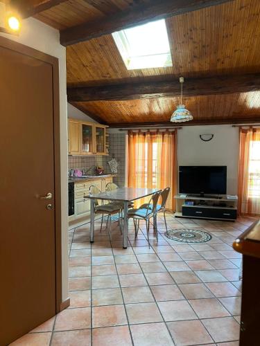 une cuisine avec une table et des chaises dans une pièce dans l'établissement Appartement de style provençal au cœur de la ville, à Cannes