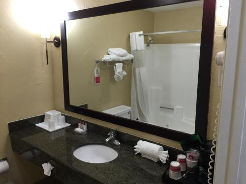 Un baño de Ramada by Wyndham San Diego Poway Miramar