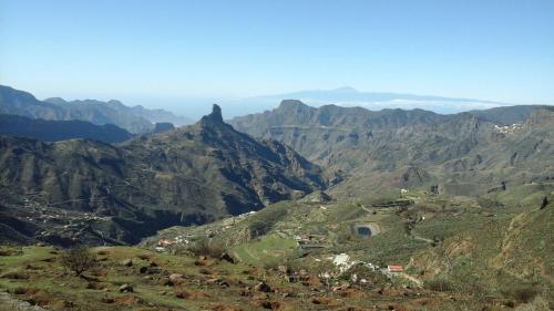 Blick auf eine Bergkette mit einer Stadt darauf in der Unterkunft Chalet Rural Marian in Santa Maria de Guia de Gran Canaria