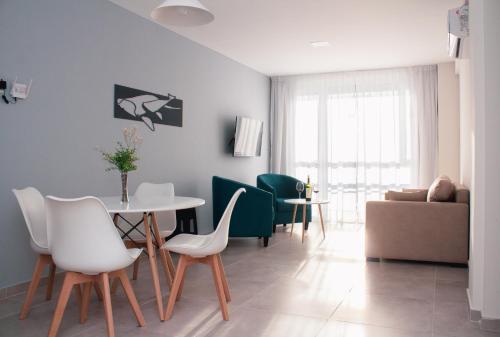 a living room with a table and chairs at CQ MITRE in Puerto Madryn