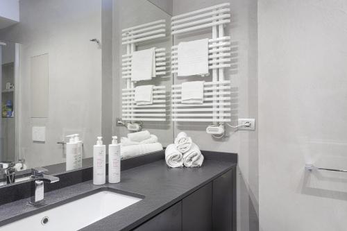 La salle de bains est pourvue d'un lavabo et d'un miroir. dans l'établissement Aurora 20 a Boccadasse by Wonderful Italy, à Gênes