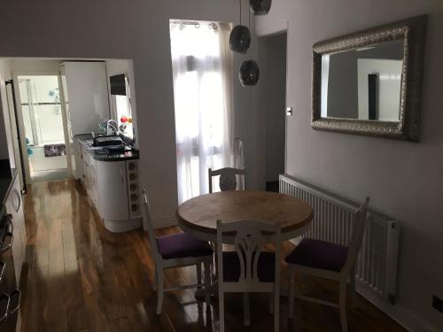 a kitchen and dining room with a table and a mirror at ChurchEndCottage-2BR-Sleeps4-PetsOK-Parking in Darlington