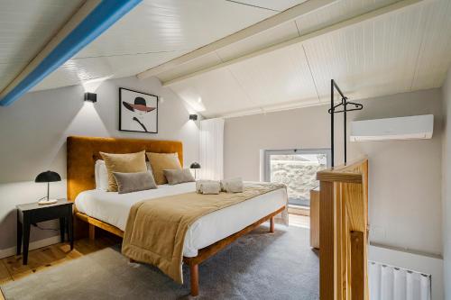 um quarto com uma cama grande num quarto em Olivia 1895 Apartments no Porto