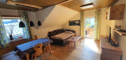 uma sala de estar com um sofá e uma mesa em Ferienwohnung Brader em Hallstatt