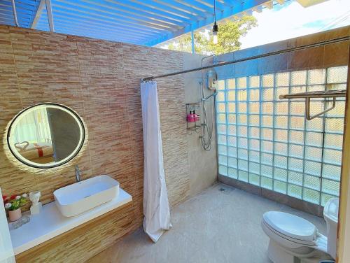 uma casa de banho com um chuveiro, um WC e um espelho. em One season poolvilla em Bang Sare