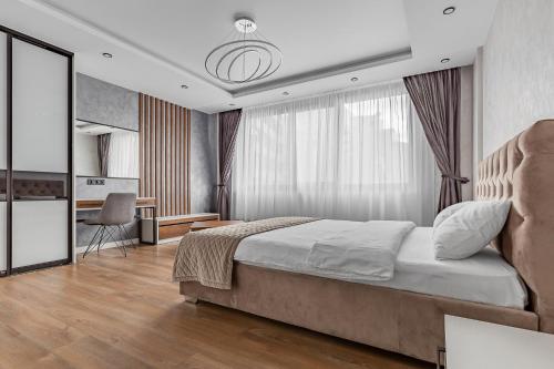 una camera con un grande letto e una scrivania di Boutique Hotel Нью Йорк a Kiev