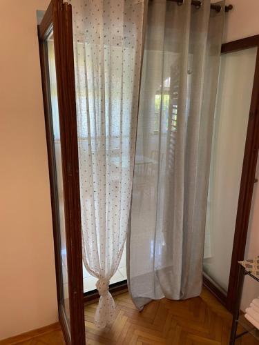 uma cortina em frente a uma janela num quarto em Gorana studio apartment em Jelsa