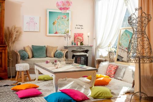 sala de estar con almohadas coloridas en el suelo en HÖTEL LE CASTELLAN, en Istres