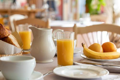 - une table avec petit-déjeuner composé d'oranges et de jus d'orange dans l'établissement HÖTEL LE CASTELLAN, à Istres