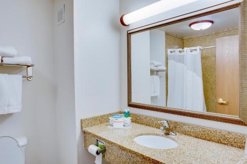 y baño con lavabo y espejo. en Holiday Inn Express Hotel & Suites Oklahoma City-Bethany, an IHG Hotel, en Bethany