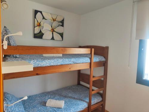 een slaapkamer met 2 stapelbedden in een kamer bij Villa Gabriel (private Spa-Jacuzzi) in Costa Teguise