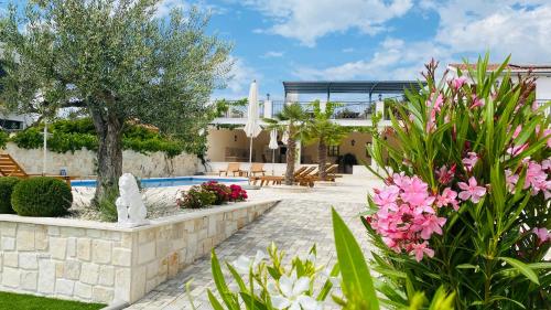 Kolam renang di atau dekat dengan Villa Ludilo mit 4 Apartments in Poljica - Marina bei Trogir Split