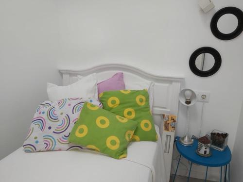 Ein Bett oder Betten in einem Zimmer der Unterkunft Moderno apartamento con terraza al lado paseo marítimo de la guardia.