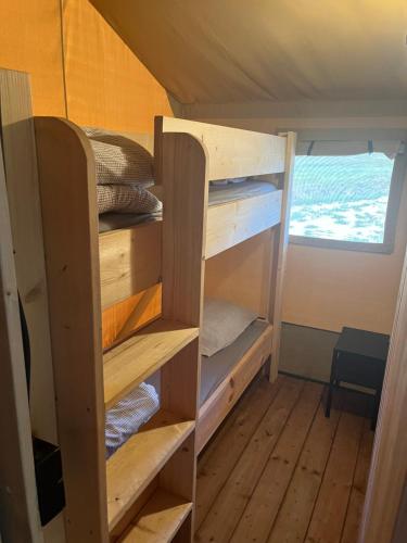 łóżko piętrowe w małym domku w obiekcie le Moulin de Cost w mieście Buis-les-Baronnies