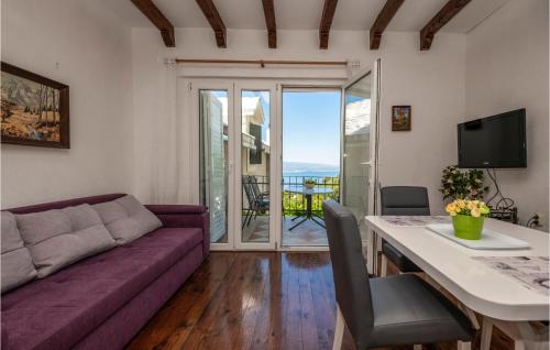 Televízia a/alebo spoločenská miestnosť v ubytovaní 2 Bedroom Nice Home In Baska Voda