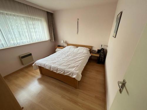 Un pat sau paturi într-o cameră la Frontaal zeezicht in appartement de Strandjutter
