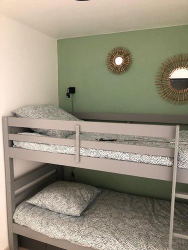 - une chambre avec 2 lits superposés et un miroir dans l'établissement Superbe Studio tout confort Carro - Côte Bleue, à Martigues