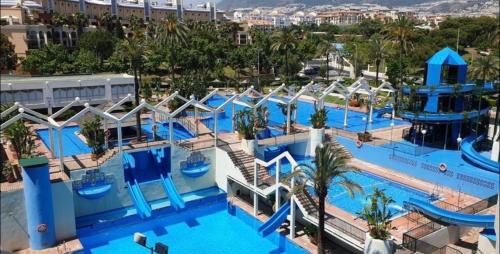 Bazén v ubytování Benalbeach Smart Suite nebo v jeho okolí