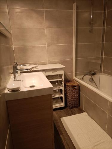 une salle de bain avec un lavabo et une baignoire dans l'établissement Eaton, à Saint-Malo