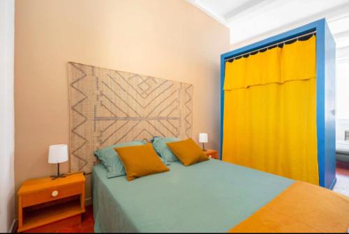 STUDIO ** HYPER CENTRE ** COEUR NOAILLES في مارسيليا: غرفة نوم بسرير اصفر و ازرق