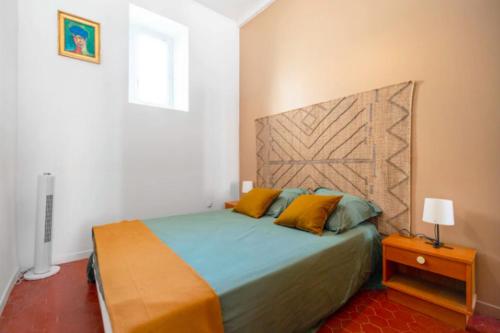 STUDIO ** HYPER CENTRE ** COEUR NOAILLES في مارسيليا: غرفة نوم مع سرير مع لوحة للرأس