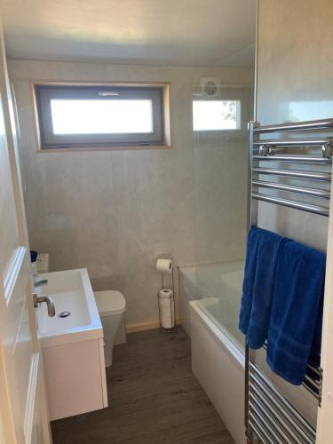 Et badeværelse på Stag Lodge School House Farm