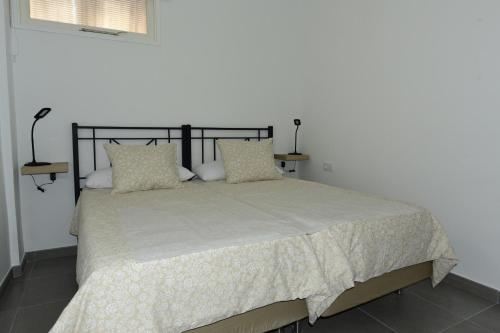 een slaapkamer met een groot bed met witte lakens en kussens bij Apto. Dulia in Puerto Rico de Gran Canaria