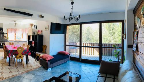 ein Wohnzimmer mit einem Sofa und einem Tisch in der Unterkunft Family House in Mozirje