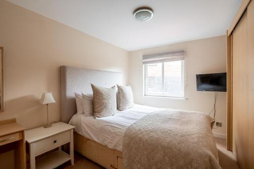 ヨークにある4 Crambeck Courtのベッドルーム(ベッド1台、窓、テレビ付)