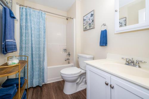 ein Badezimmer mit Toilette und Waschbecken in der Unterkunft Serine Space - Townhome - King Bed - Duke - Long Term Stays in Durham