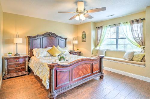 Postel nebo postele na pokoji v ubytování Walk to Strip! Cozy Branson Condo with Pool