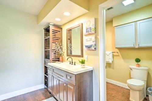 Koupelna v ubytování Walk to Strip! Cozy Branson Condo with Pool